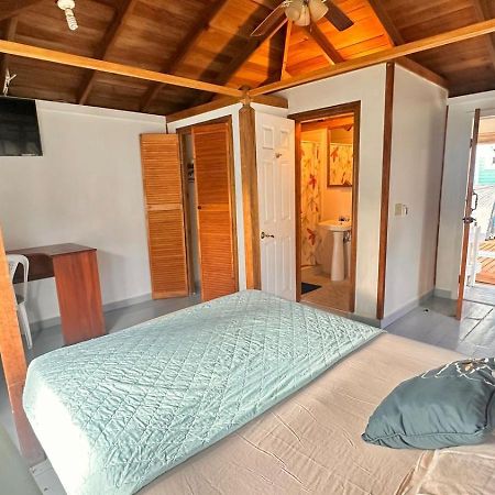 Las Palmas Beach Hotel Dixon Cove Luaran gambar