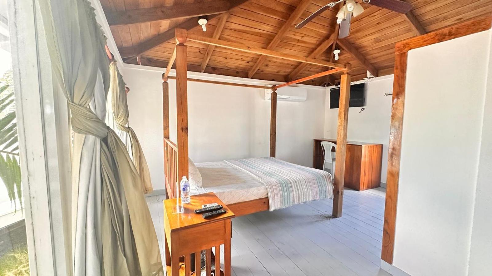 Las Palmas Beach Hotel Dixon Cove Luaran gambar