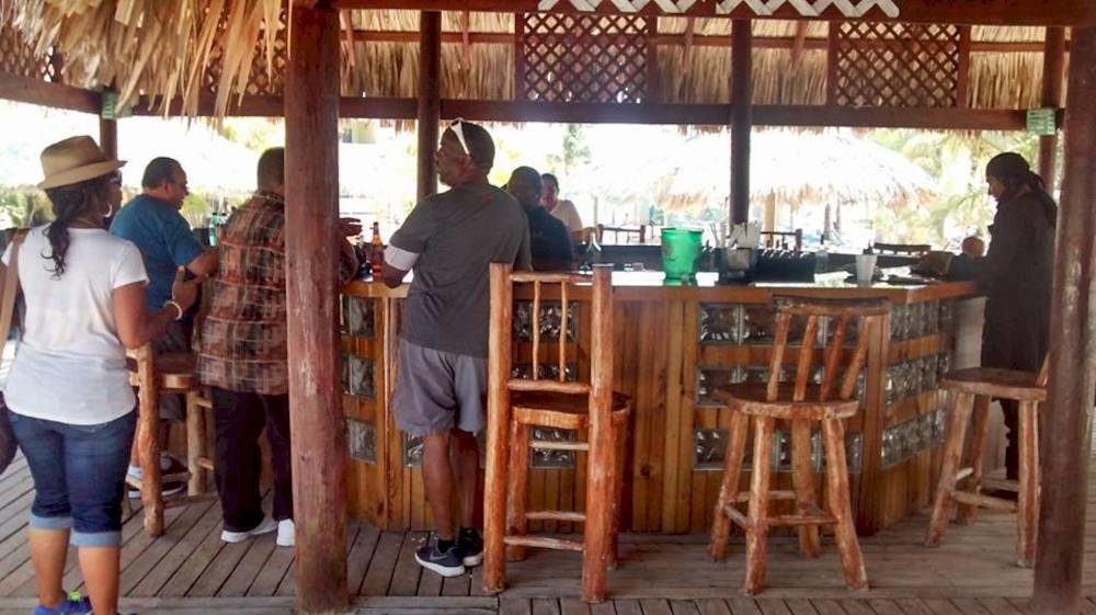 Las Palmas Beach Hotel Dixon Cove Luaran gambar