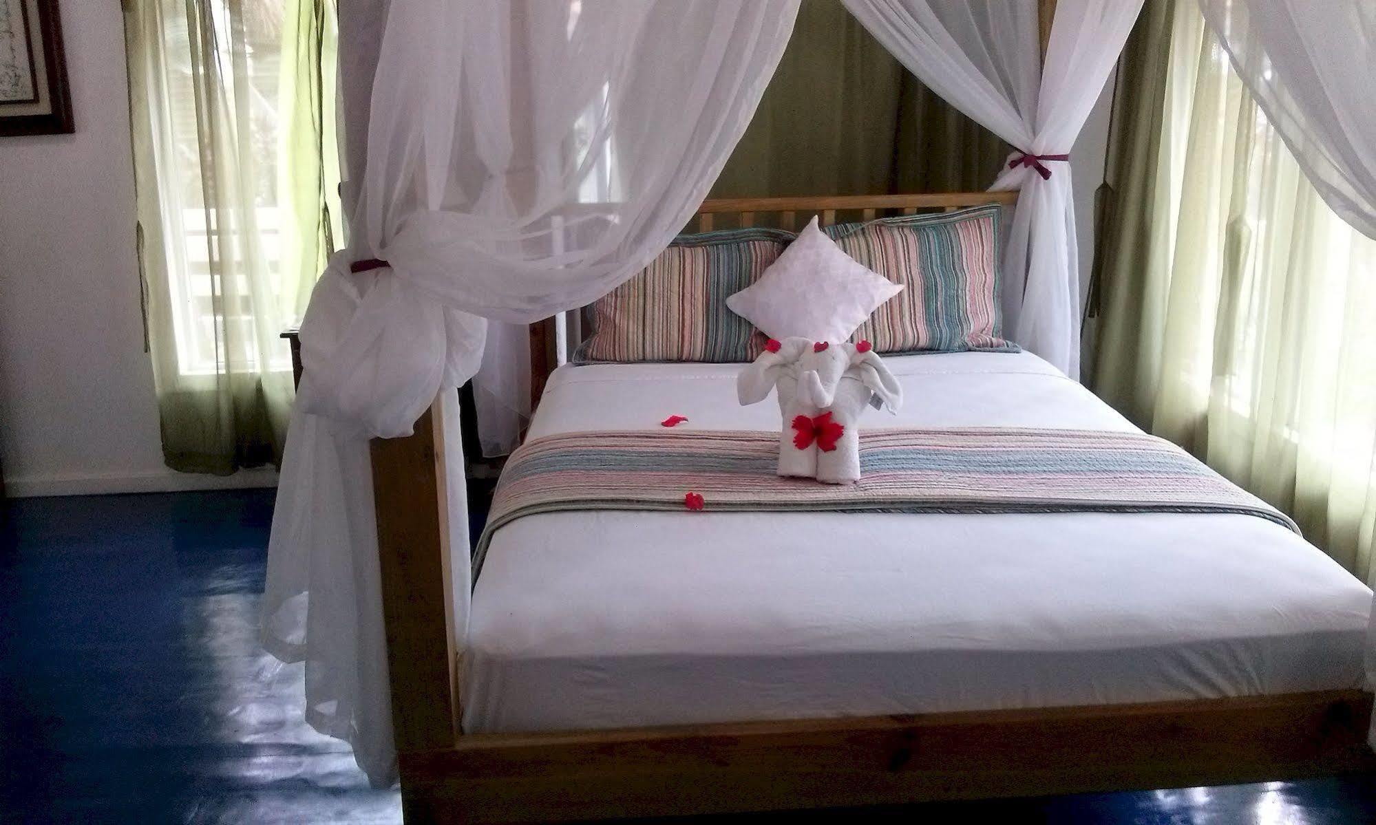 Las Palmas Beach Hotel Dixon Cove Luaran gambar